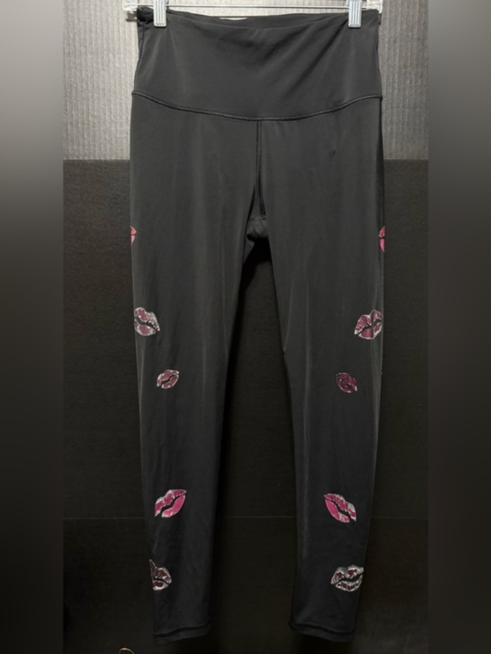 🪁Victoria Sport Black High-Rise Yoga Leggings - Pink Lip Print